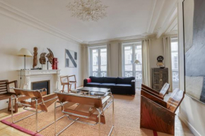 Gorgeous and large flat in the heart of Paris 09